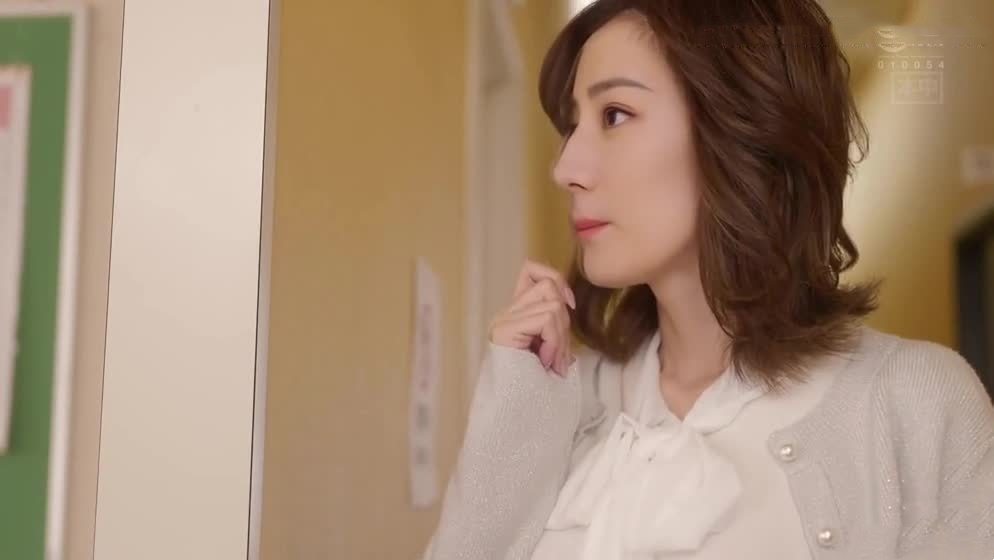 迪丽热巴饰演失恋女教师，饥渴难耐主动勾引男学生巨根安慰！