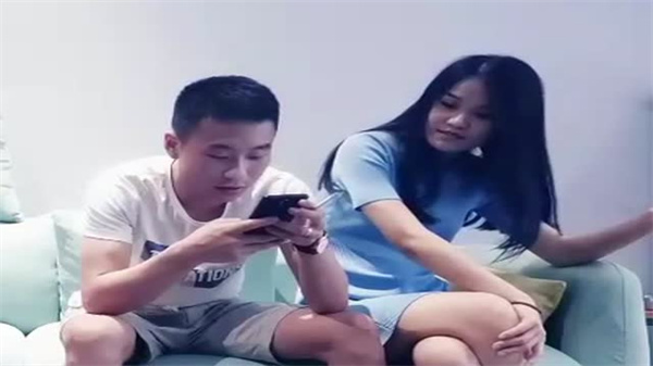 清纯蓝衣长发妹子主动约炮，当晚沦为淫娃被爆操内射